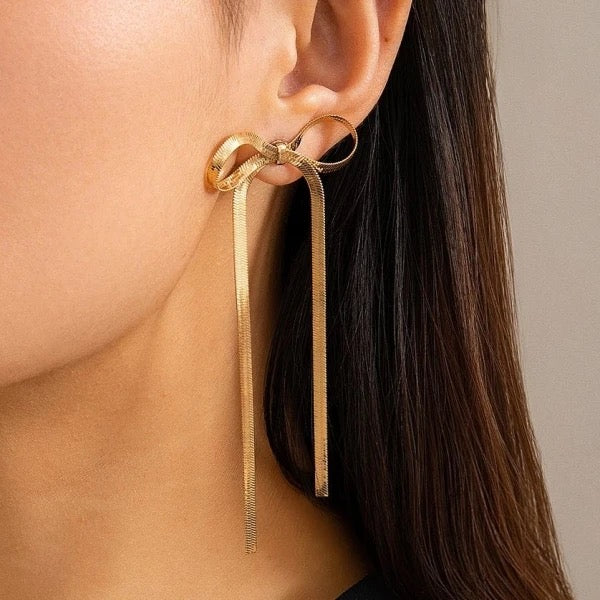 Bow Earring in 18K Gold Herringbone Chain