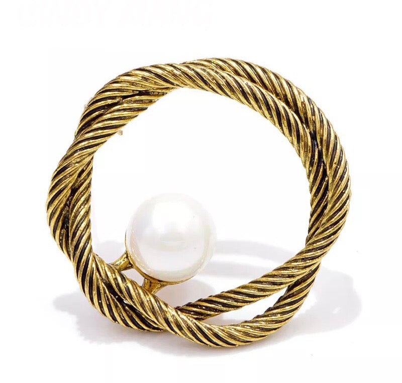 Twist Rope Brooch in White Pearl Accent