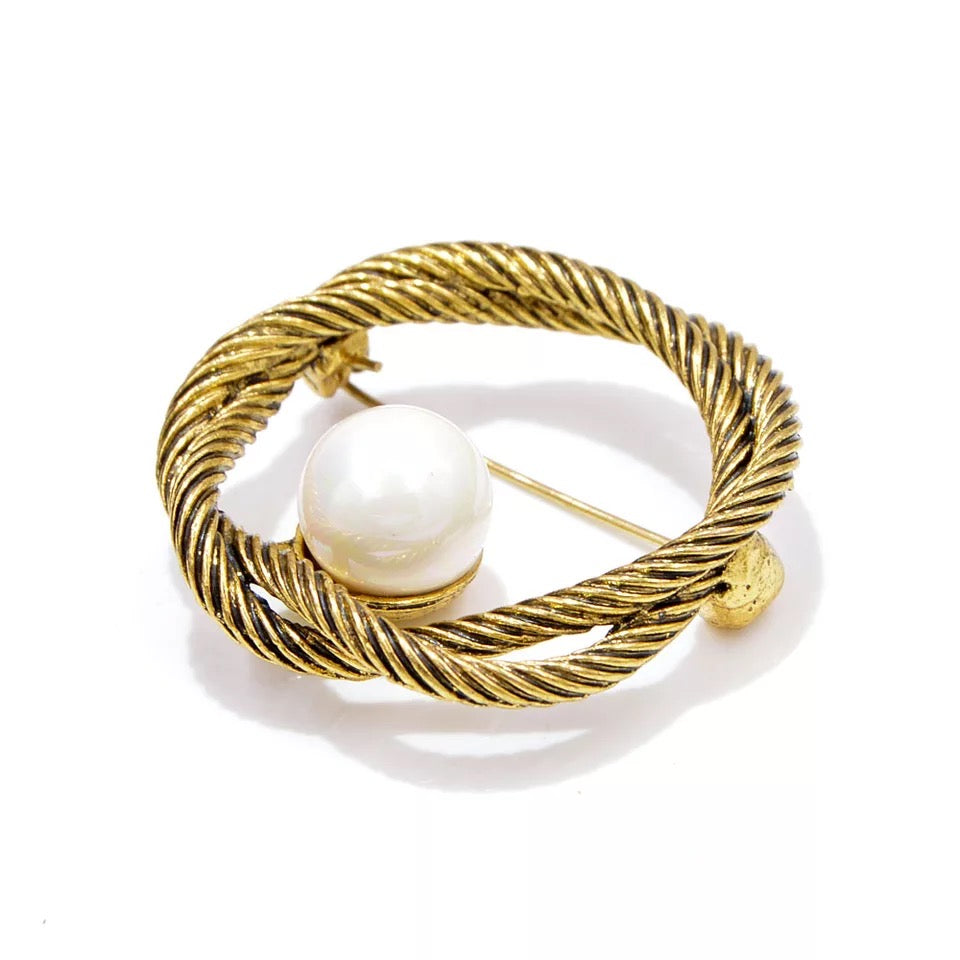 Twist Rope Brooch in White Pearl Accent