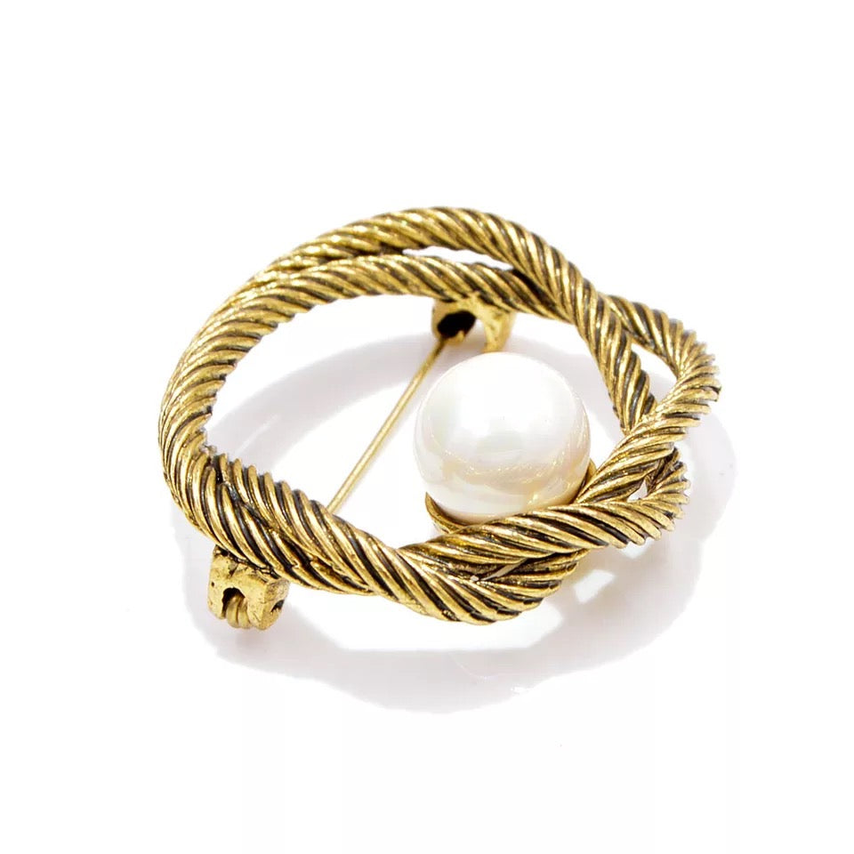 Twist Rope Brooch in White Pearl Accent